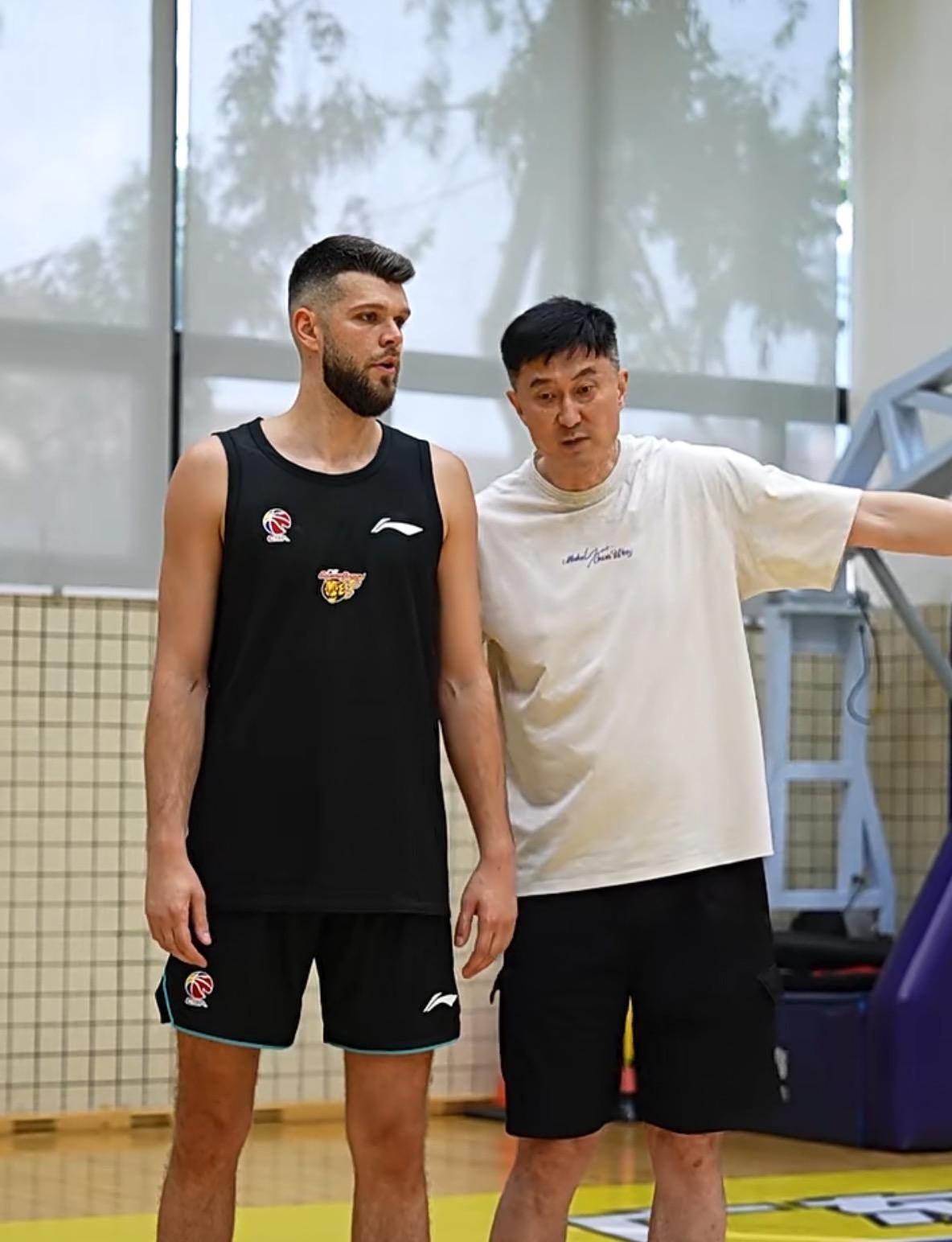 宝威体育登录入口-宏远官方晒训练动态！杜锋表情严肃，麦考尔归队，胡明轩三分很准